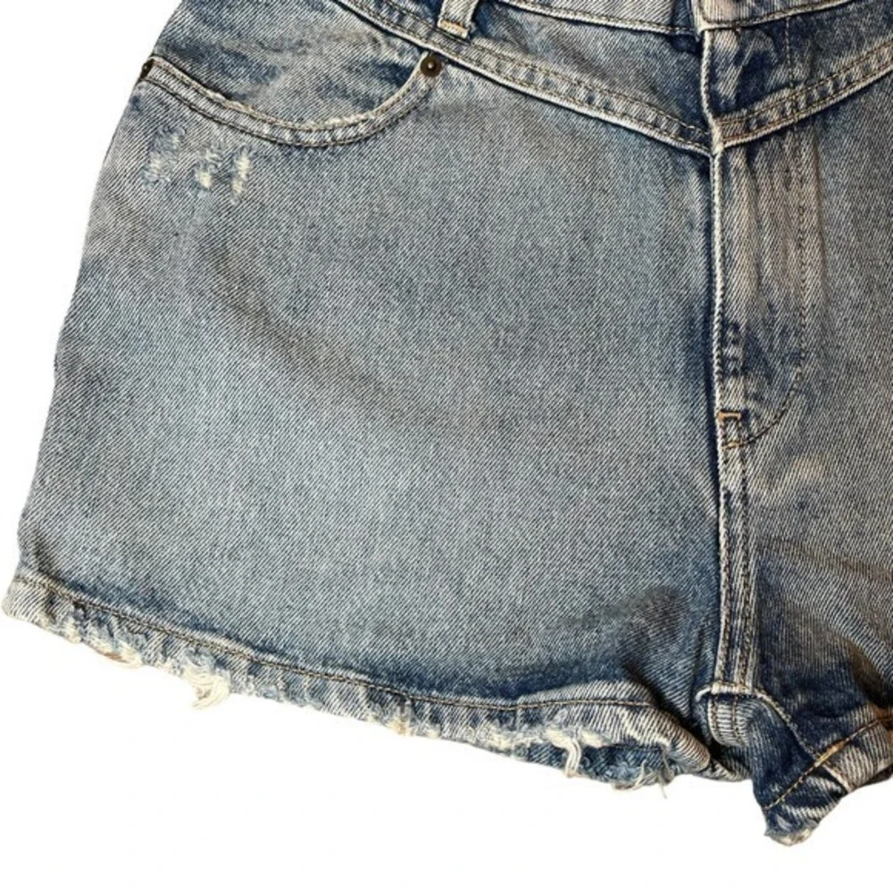 Retrofête‎ Shorts Blue Mid Rise Med Wash Distressed Accents Slit Pockets Size 26